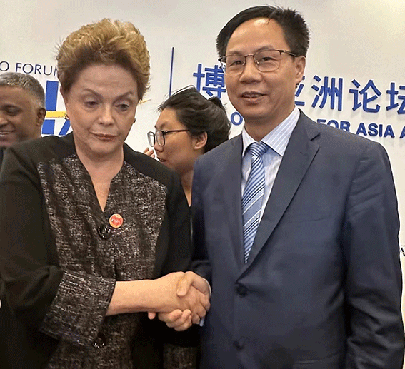 巴西前总统-、新开发银行行长罗塞芙（左）叶志聪（右）.gif