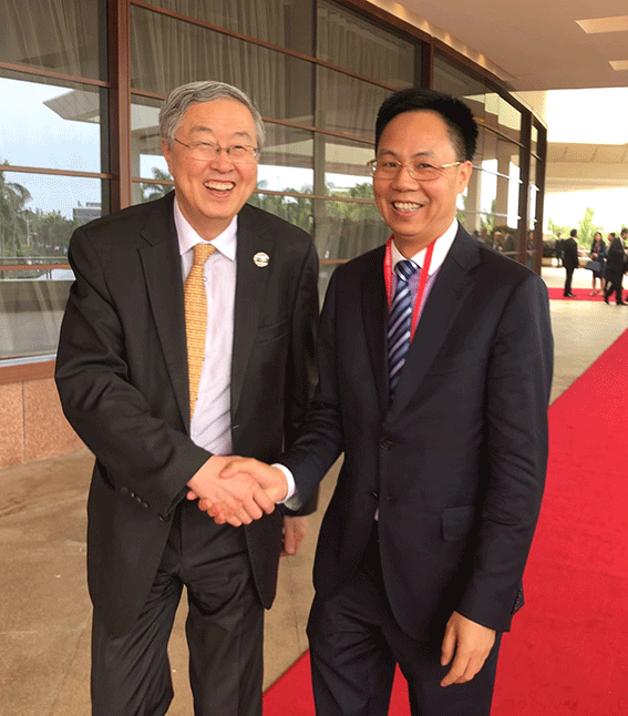 博鳌亚洲论坛副理事长、中方首席代表、中国人民银行原行长周小川（左）叶志聪（右）.gif