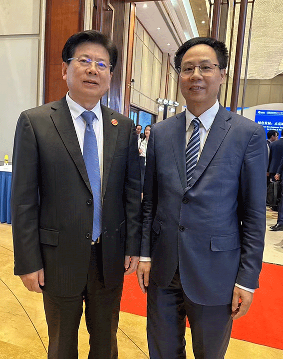 中央宣传部副部长张建春（左）叶志聪（右）.gif
