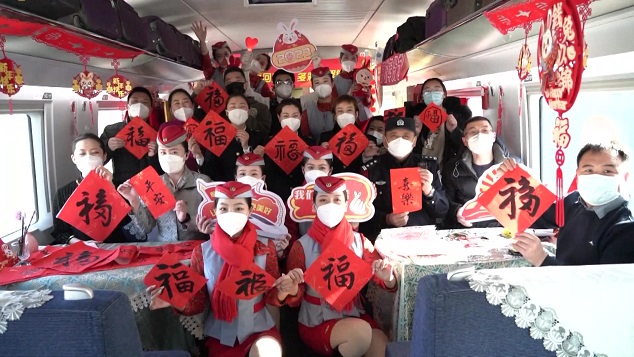 A special Spring Festival fair is held on a high-speed train from Qingdao to Shanghai..jpg