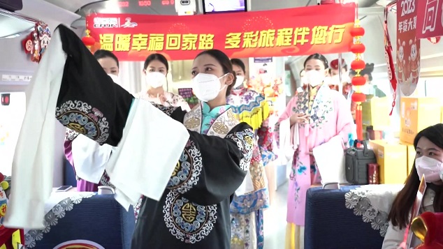 A special Spring Festival fair is held on a high-speed train from Qingdao to Shanghai._Moment.jpg