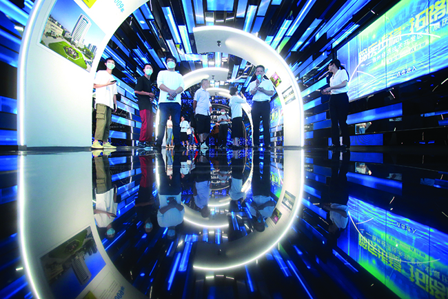 【2】媒体大咖和网络达人走访扬州的园区、企业和场馆。 孟德龙 摄.jpg