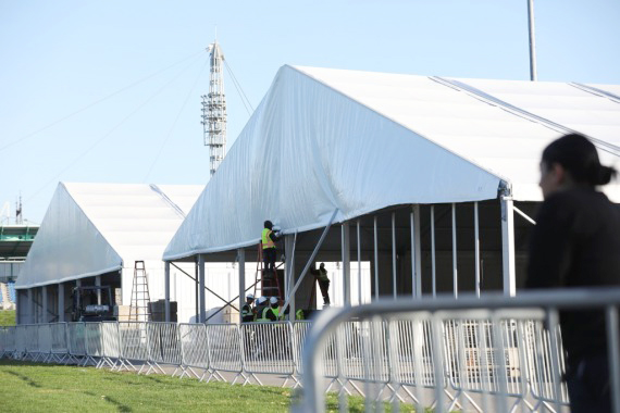 8，「紐約裝不下了！」 紐約市長不堪「被轉運」移民重負.jpg