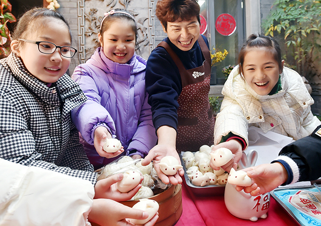 【2】寒假里的中小学生来仁丰里体验年蒸面食传统制作技艺。庄文斌 摄.jpg