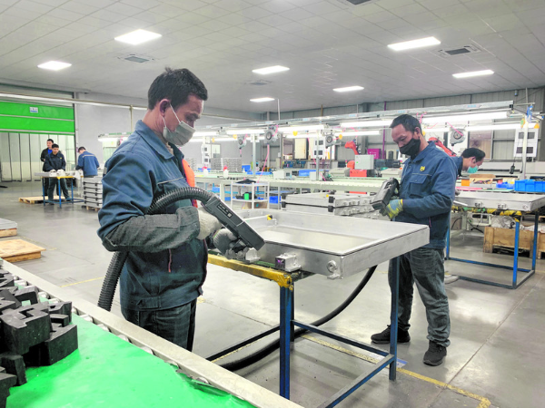 肇庆铭利达科技有限公司吹响新一年生产号角。西江日报通讯员 赖小琴 摄.png