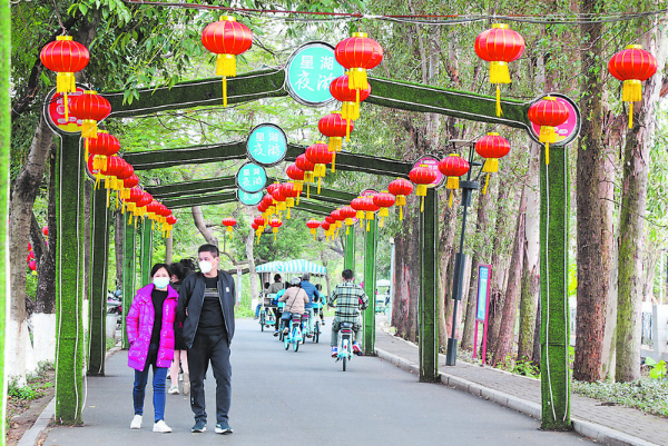 元旦假期，市民游客享受星湖风光。西江日报记者 梁小明 摄.png