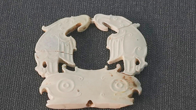 Jade articles excavated at Shijiahe prehistoric site showcase exquisite carving skills.jpg