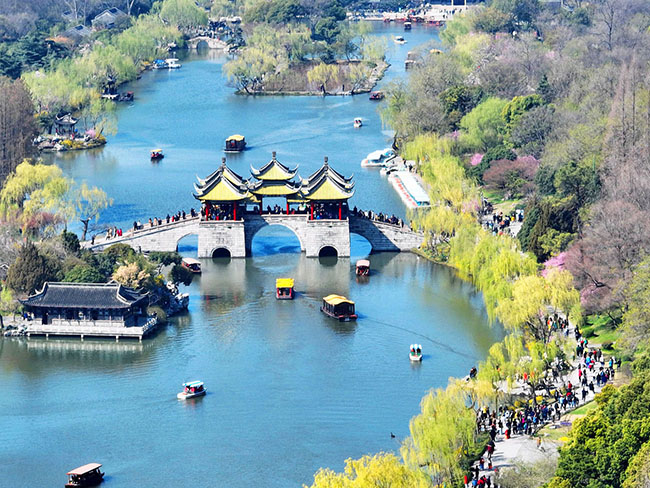 3月14日，眼下正值烟花三月时节，随着气温回暖，江苏省扬州市瘦西湖风景区春意盎然，桃红柳绿，繁花似锦，如画般的春日美景吸引了众多游客前来踏青游玩，感受浓浓春意。孟德龙 摄.jpg