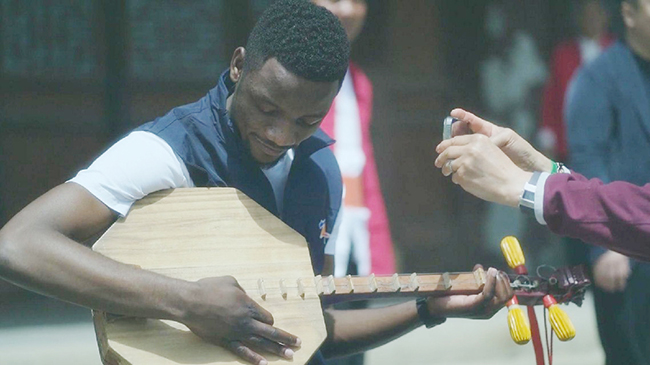 Gen Z students embark on cultural tour along ancient Silk Road.jpg