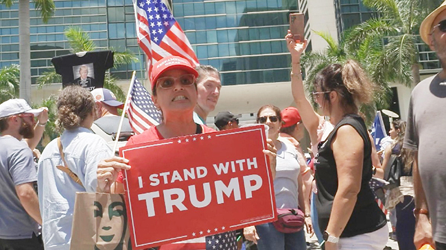 3,特朗普出庭,支持者聚集法庭外.jpg 3,特朗普出庭,支持者聚集法庭外.jpg