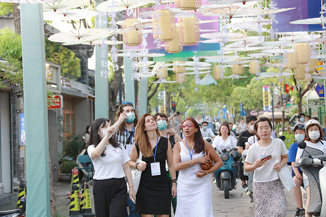 【2】外国友人漫步皮市街。李海东 摄.jpg