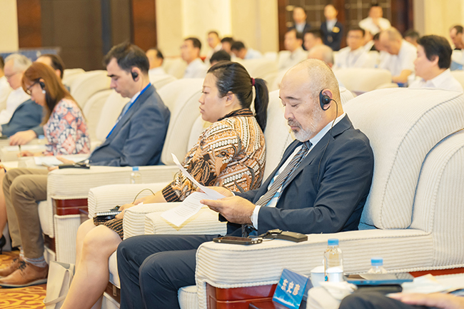 【1】参会嘉宾认真聆听专家发言。张卓君 摄.jpg