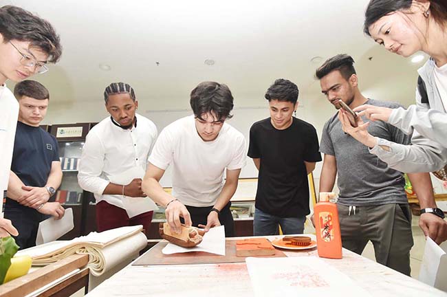 【2】外国“Z世代“学习体验中国雕版印刷技艺。庄文斌 摄.jpg