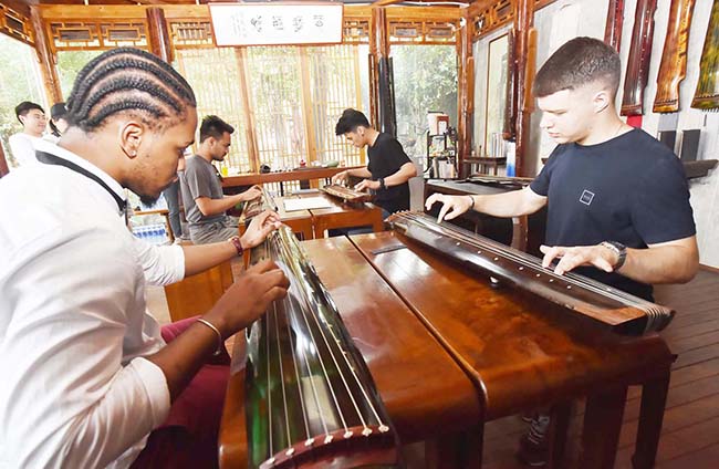 【2】学习弹奏扬州古琴技艺。庄文斌 摄.jpg