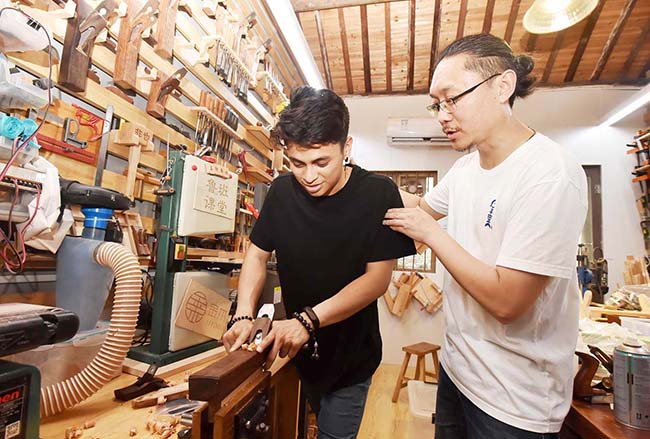 【2】学习中国传统木工技艺。庄文斌 摄.jpg