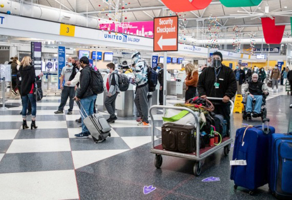 4，美客機逃生梯墜落民宅 幸無人傷.jpg