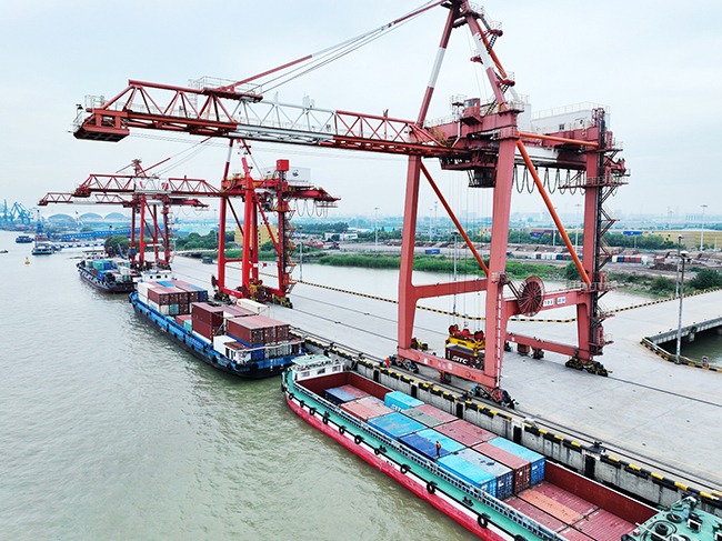 【2】扬州港作业忙。 孟德龙 摄.jpg