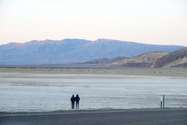 4,向“热”而行:加州死亡谷56度高温吸引游客.jpg 4,向“热”而行:加州死亡谷56度高温吸引游客.jpg