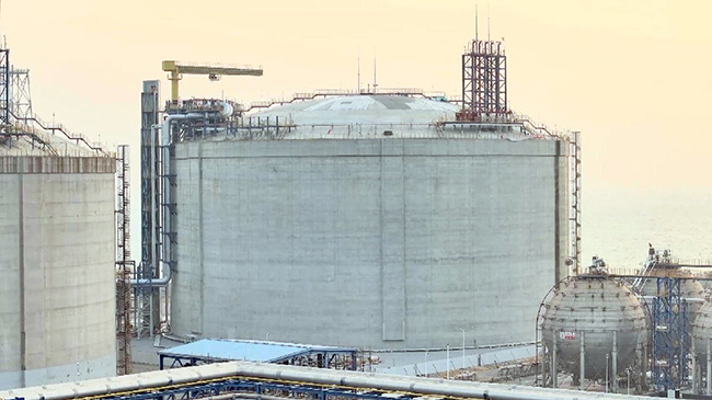 China’s largest LNG storage tank put into use in Qingdao.jpg