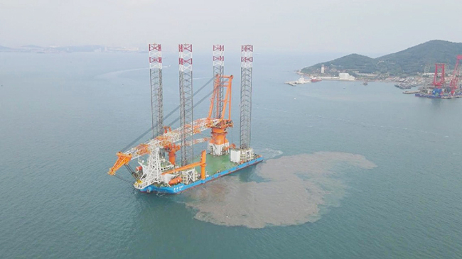 2China's self-developed wind turbine installation platform delivered in Qingdao.jpg