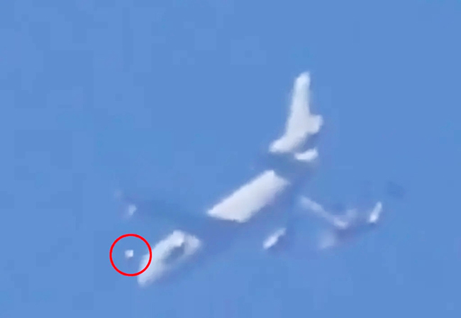 4,拜登专机附近惊现不明飞行物.jpg 4,拜登专机附近惊现不明飞行物.jpg