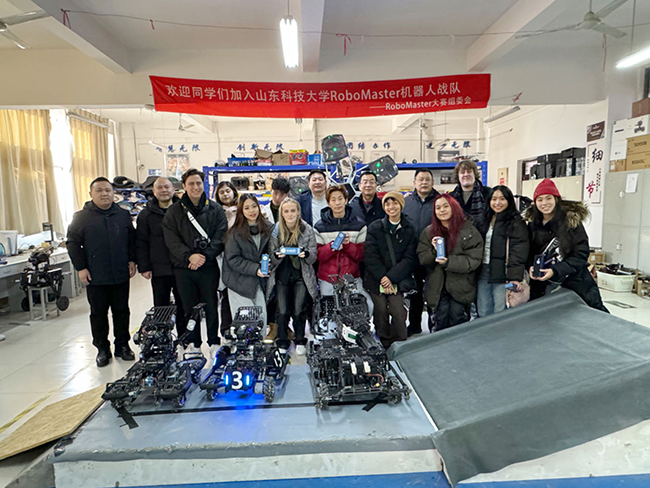 College students from the US visit Qingdao University of Technology.JPG
