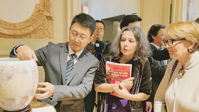 Precious porcelain pieces from China's “ceramics capital”displayed in Paris.jpg