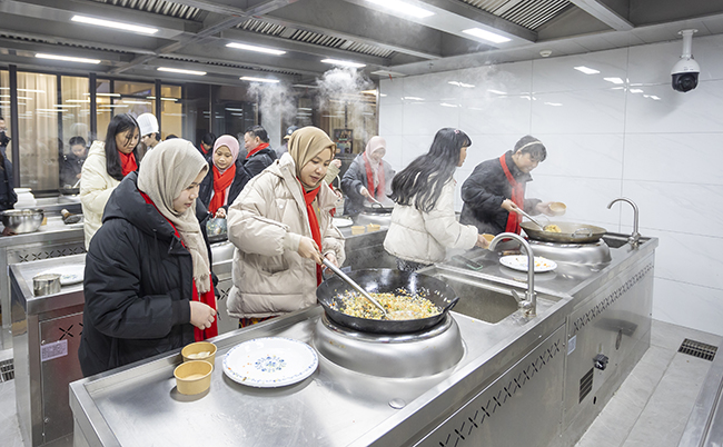 留学生体验制作扬州炒饭。孟德龙 摄.JPG