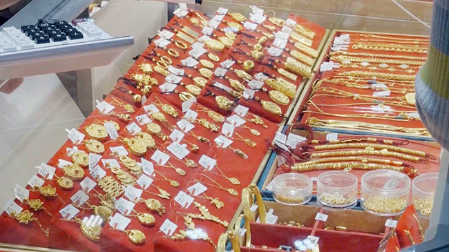 1Gold price surge drives up consumers' appetite for lightweight gold jewelry.jpg
