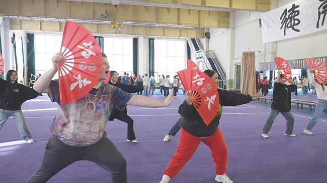 1，头条 美国高中生在北京学习水墨画、扇子舞.jpg