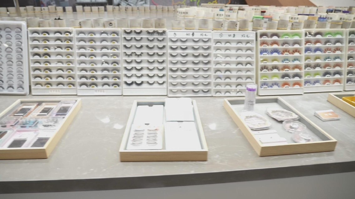 Eyelash producers in Qingdaoleverage e-commerce to meet global customer needs.jpg