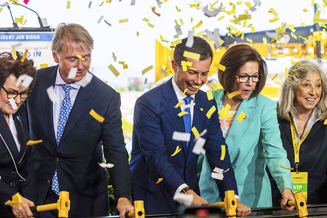 1，头条  美国首条高速铁路破土动工.jpg