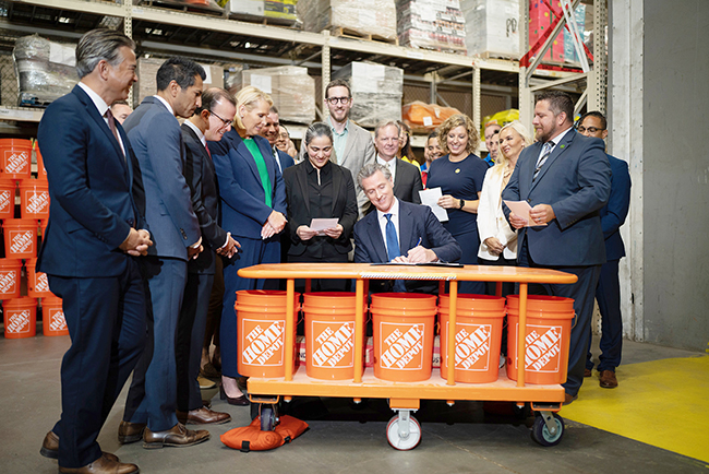 1,头条 纽森州长签署立法打击零售犯罪.jpeg 1,头条 纽森州长签署立法打击零售犯罪.jpeg