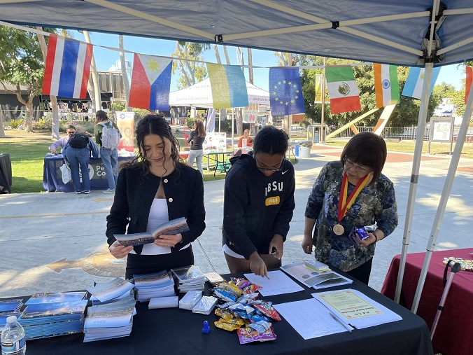 青岛形象连三年在加州长滩州立大学国际教育周亮相.JPG