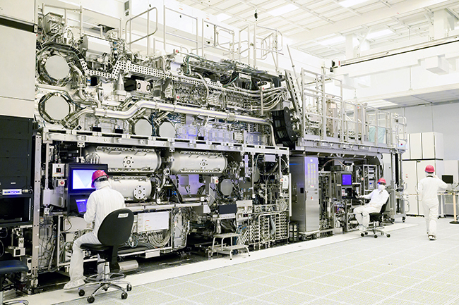 1，头条  美媒：拜登政府加速芯片法案拨款.jpg