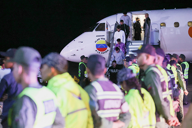 3,法媒:委内瑞拉派飞机从美接回近200名非法移民.jpg 3,法媒:委内瑞拉派飞机从美接回近200名非法移民.jpg
