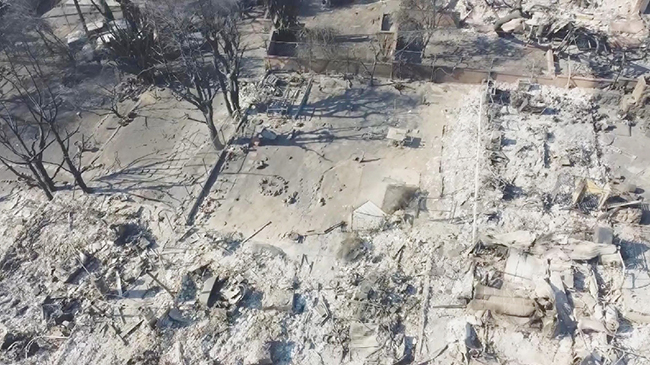 2,加州以创纪录的速度在洛杉矶清除残骸.jpg 2,加州以创纪录的速度在洛杉矶清除残骸.jpg