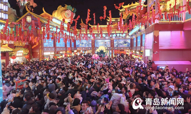 2,游客纷纷点赞青岛元宵节氛围.jpg 2,游客纷纷点赞青岛元宵节氛围.jpg