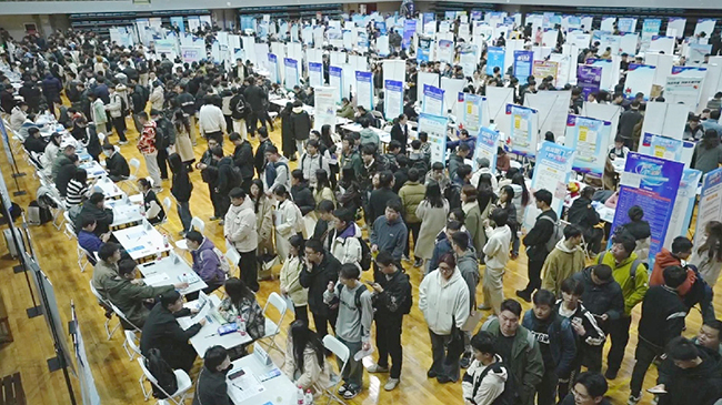 China vows efforts to increase incomes in bid to spur consumption.jpg