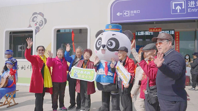 Panda-themed tourist train connects cultural, tourism destinations in southwest China.jpg