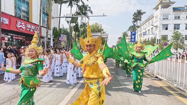 Ethnic minority groups observe Water-Splashing Festival with tourists flocking in.jpg