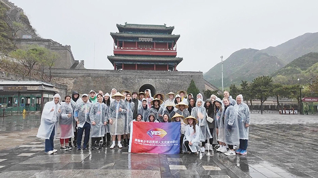 2,美国学生在北京体验中国标志性历史文物.jpg 2,美国学生在北京体验中国标志性历史文物.jpg