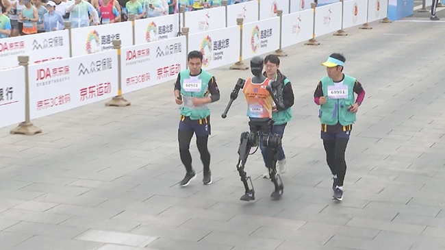 3,北京人形机器人半程马拉松举行.jpg 3,北京人形机器人半程马拉松举行.jpg