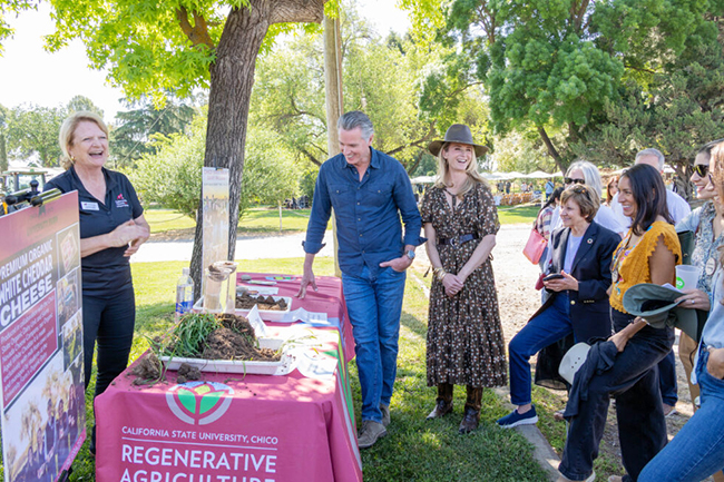 1,头条 州长纽森与大学生共同庆祝地球日.jpg 1,头条 州长纽森与大学生共同庆祝地球日.jpg