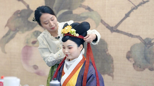 4,成都彩妆师让千年文物活成现代美人.jpg 4,成都彩妆师让千年文物活成现代美人.jpg