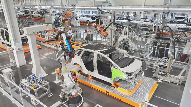 Industrial sector quickens digital transformation, green development in Q1.jpg