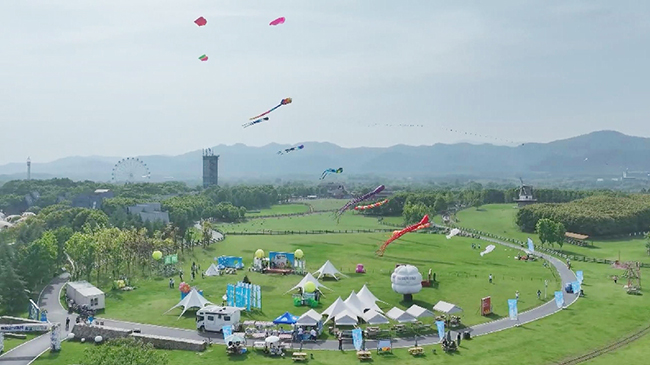 1,头条 年轻游客在推动中国乡村旅游热潮.jpg 1,头条 年轻游客在推动中国乡村旅游热潮.jpg