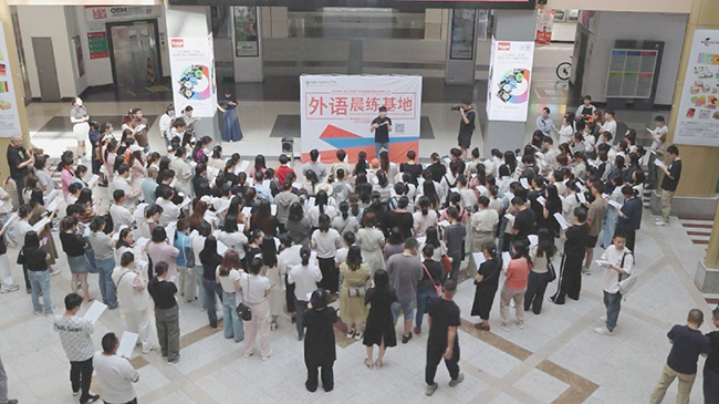 1,头条 外语课推动义乌小商品中心全球贸易.jpg 1,头条 外语课推动义乌小商品中心全球贸易.jpg