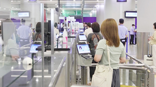 China sees influx of foreign visitors as visa-free policy coverage expands.jpg