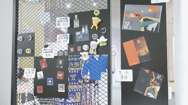 Cultural, creative products at Shanghai Film Festival snapped up by cinephiles.jpg Cultural, creative products at Shanghai Film Festival snapped up by cinephiles.jpg